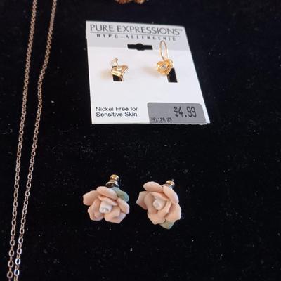 4 NECKLACES, PIERCED EARRINGS AND A BRACELET