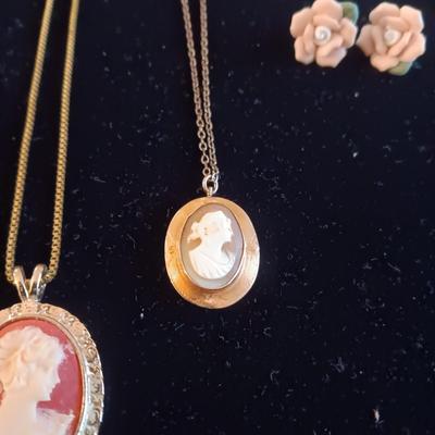 4 NECKLACES, PIERCED EARRINGS AND A BRACELET