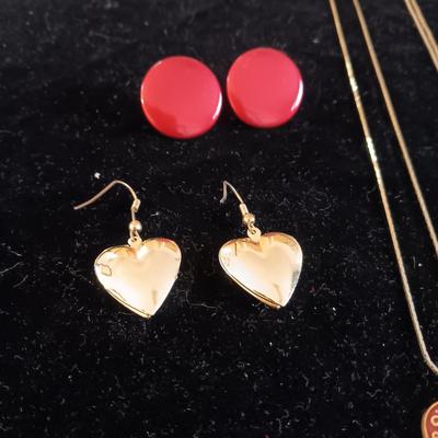 4 NECKLACES, PIERCED EARRINGS AND A BRACELET