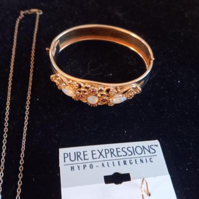 4 NECKLACES, PIERCED EARRINGS AND A BRACELET