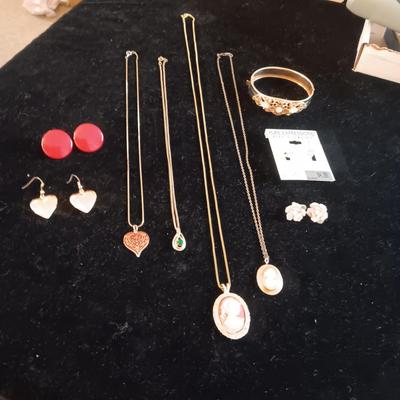 4 NECKLACES, PIERCED EARRINGS AND A BRACELET