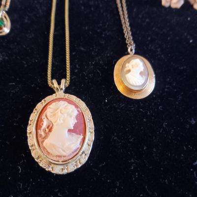 4 NECKLACES, PIERCED EARRINGS AND A BRACELET