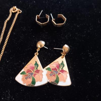 AN ASSORTMENT OF COSTUME JEWELRY