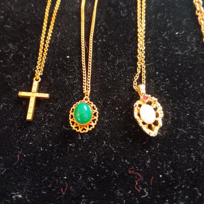 AN ASSORTMENT OF COSTUME JEWELRY