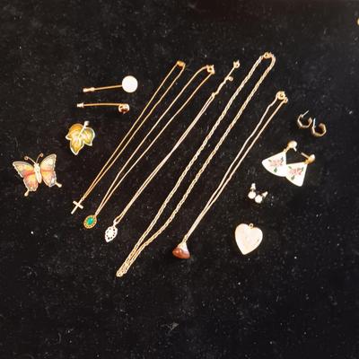 AN ASSORTMENT OF COSTUME JEWELRY