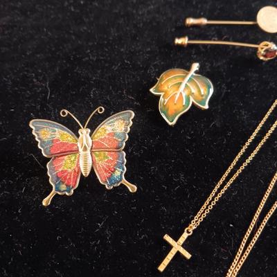 AN ASSORTMENT OF COSTUME JEWELRY