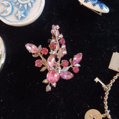 A GOOD VARIETY OF COSTUME JEWELRY