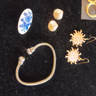 A GOOD VARIETY OF COSTUME JEWELRY