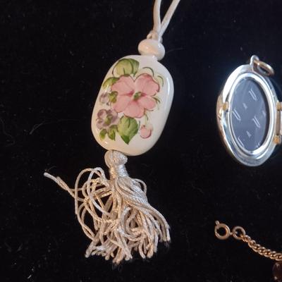 A GOOD VARIETY OF COSTUME JEWELRY