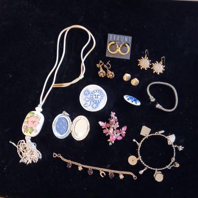 A GOOD VARIETY OF COSTUME JEWELRY
