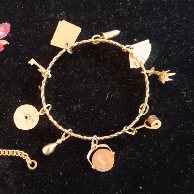 A GOOD VARIETY OF COSTUME JEWELRY