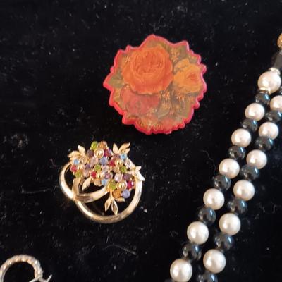 BEADED NECKLACES, BROOCHES & EARRINGS