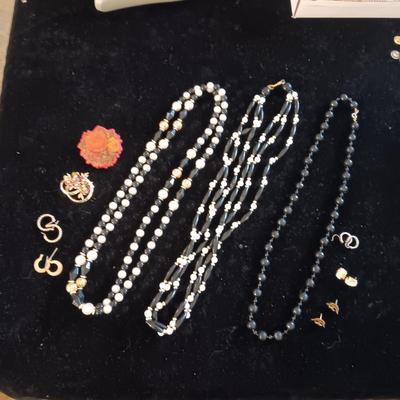 BEADED NECKLACES, BROOCHES & EARRINGS