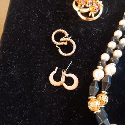 BEADED NECKLACES, BROOCHES & EARRINGS