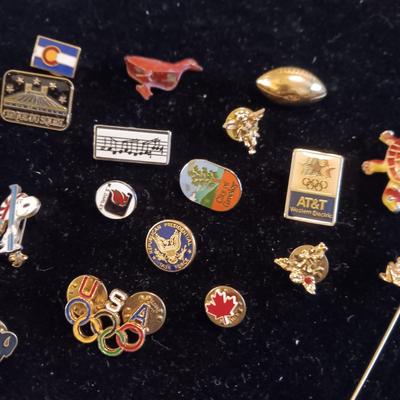 A COLLECTION OF PINS, PATCHES, WOODEN CARD AND WIND UP SKELETON