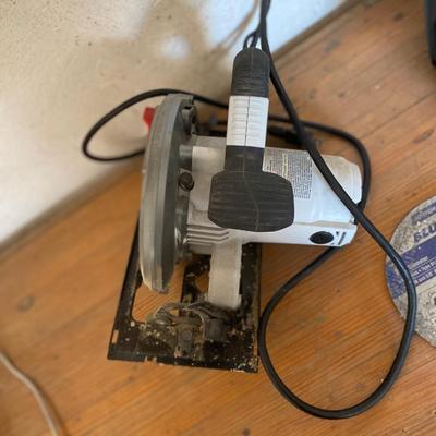 LIKE NEW PORTER CABLE CIRCULAR SAW AND A MIKITA JIG SAW