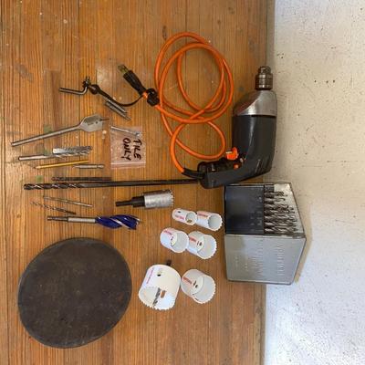 BLACK & DECKER CORDED DRILL AND SEVERAL DIFFERENT BITS