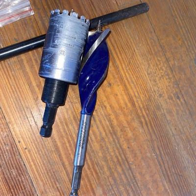 BLACK & DECKER CORDED DRILL AND SEVERAL DIFFERENT BITS