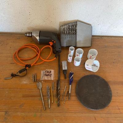 BLACK & DECKER CORDED DRILL AND SEVERAL DIFFERENT BITS