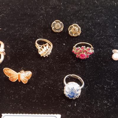 LARGE VARIETY OF COSTUME JEWELRY