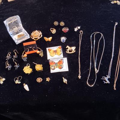 LARGE VARIETY OF COSTUME JEWELRY