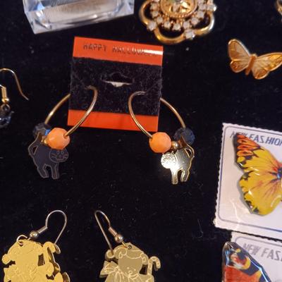 LARGE VARIETY OF COSTUME JEWELRY