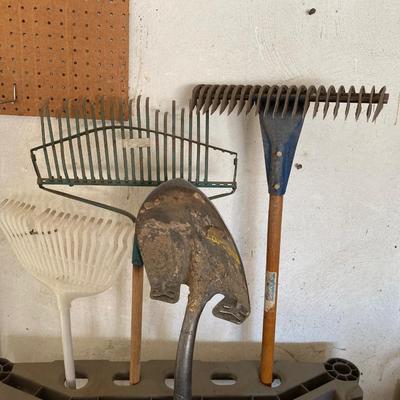 GARAGE/YARD TOOL ORGANIZER AND STARTER TOOL