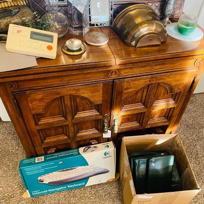 Lot 6: Thomasville Server, mirror and more