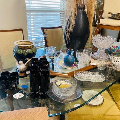 Lot 17: Beautiful Dining Table, Chairs & Decor