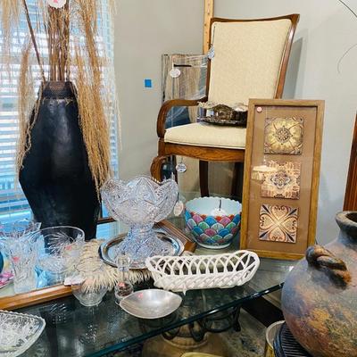 Lot 17: Beautiful Dining Table, Chairs & Decor