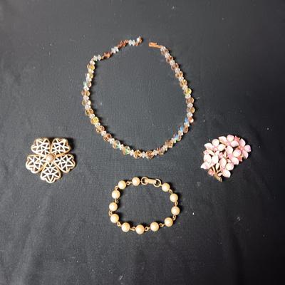 GLASS BEADED NECKLACE, BROOCHES & BRACELET