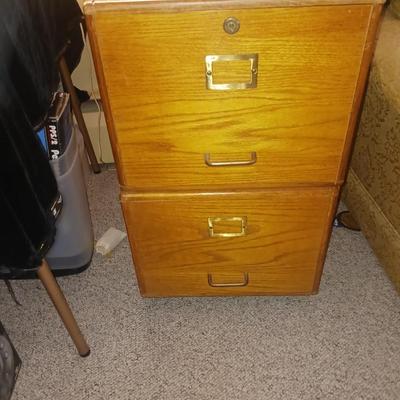 2 DRAWER WOODEN FILING CABINET ON CASTERS