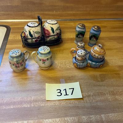 Lot of vintage Salt & Pepper shakers