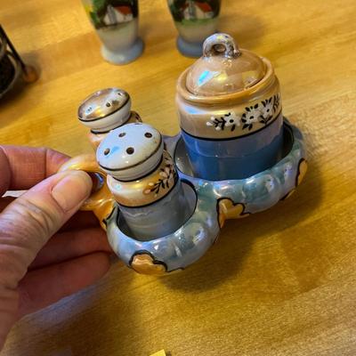 Lot of vintage Salt & Pepper shakers