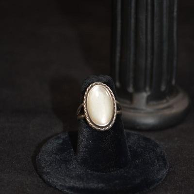 Vintage 925 Sterling Ring with Mother of Pearl Size 6.5 4.4g