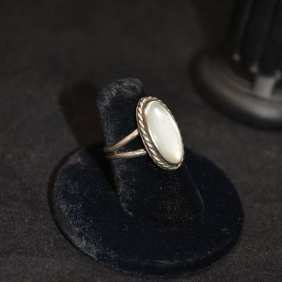 Vintage 925 Sterling Ring with Mother of Pearl Size 6.5 4.4g