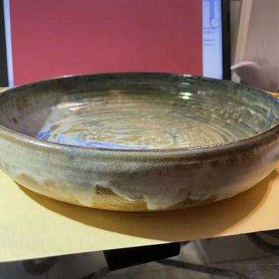 Vintage Katz-Rehrig Pa. Pottery Double Handled Serving Bowl in VG Preowned Condition.