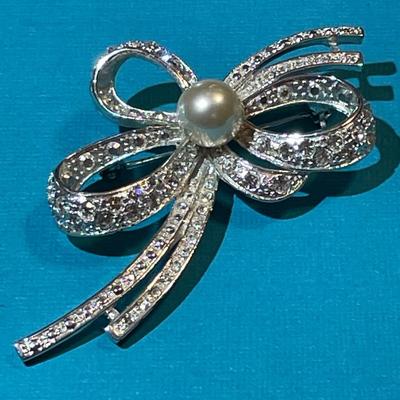 Vintage Mid-Century Rhinestone Fashion Pin w/Faux Pearl in Good Preowned Condition.