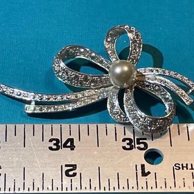 Vintage Mid-Century Rhinestone Fashion Pin w/Faux Pearl in Good Preowned Condition.