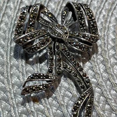 Vintage Sterling Silver Marcasite Bow Pin/Brooch in Good Preowned Condition as Pictured.