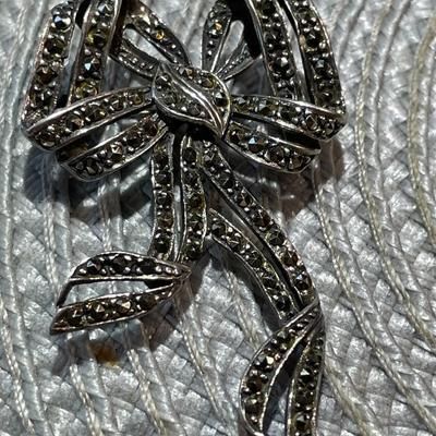 Vintage Sterling Silver Marcasite Bow Pin/Brooch in Good Preowned Condition as Pictured.