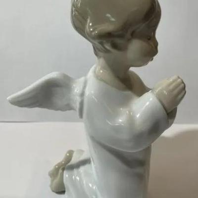 LLadro Praying Angel Boy Porcelain Figurine 4538 Hand Made in Spain Retired 5" Tall in VG Preowned Condition.