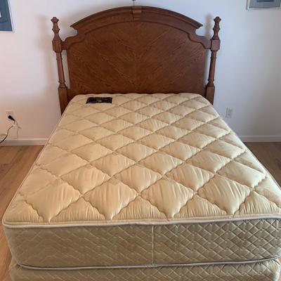 Full Size Broyhill Wooden Headboard & Bed Frame (UB-HS)