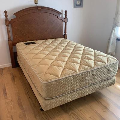 Full Size Broyhill Wooden Headboard & Bed Frame (UB-HS)