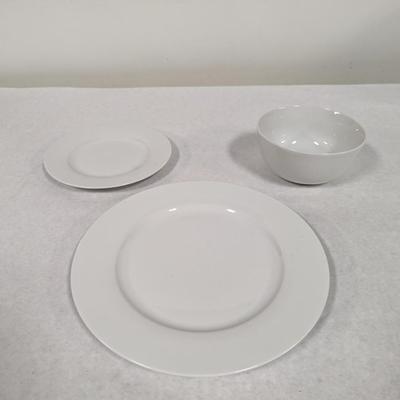 12 Piece Set Amazon Basics Dishes