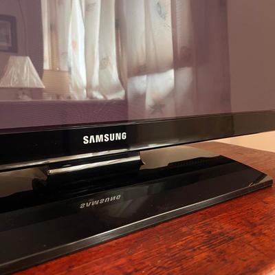 43â€ Samsung Plasma TV & Magnavox Blu-Ray Player (UB-DZ)