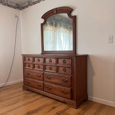 Broyhill Dresser and Mirror (UB-DZ)