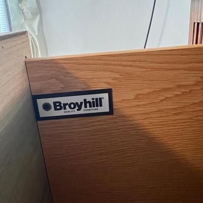 Broyhill Dresser and Mirror (UB-DZ)