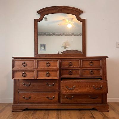 Broyhill Dresser and Mirror (UB-DZ)