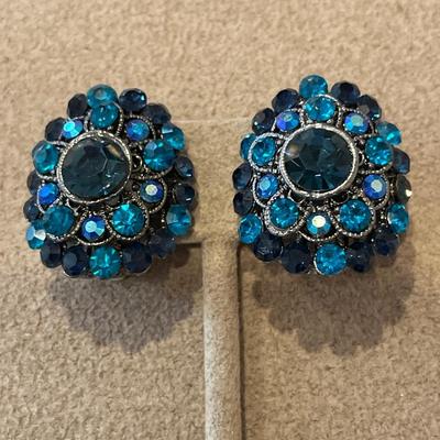 2 pairs clip on earrings